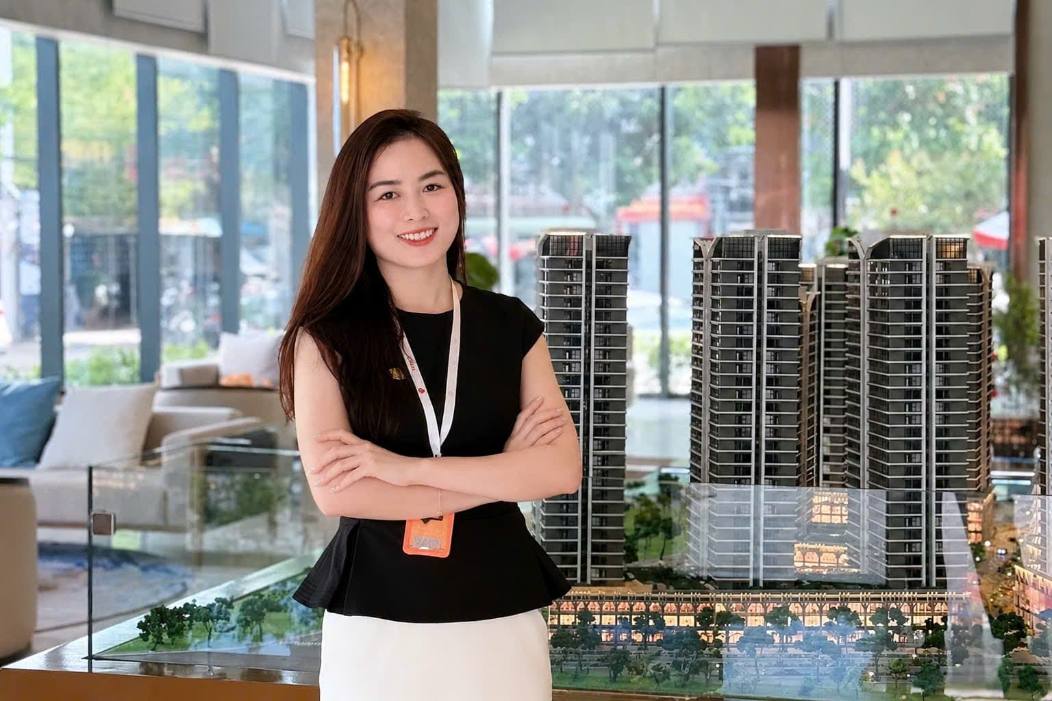 Yến Chi – Chuyên viên tư vấn Capital Square bên sa bàn dự án